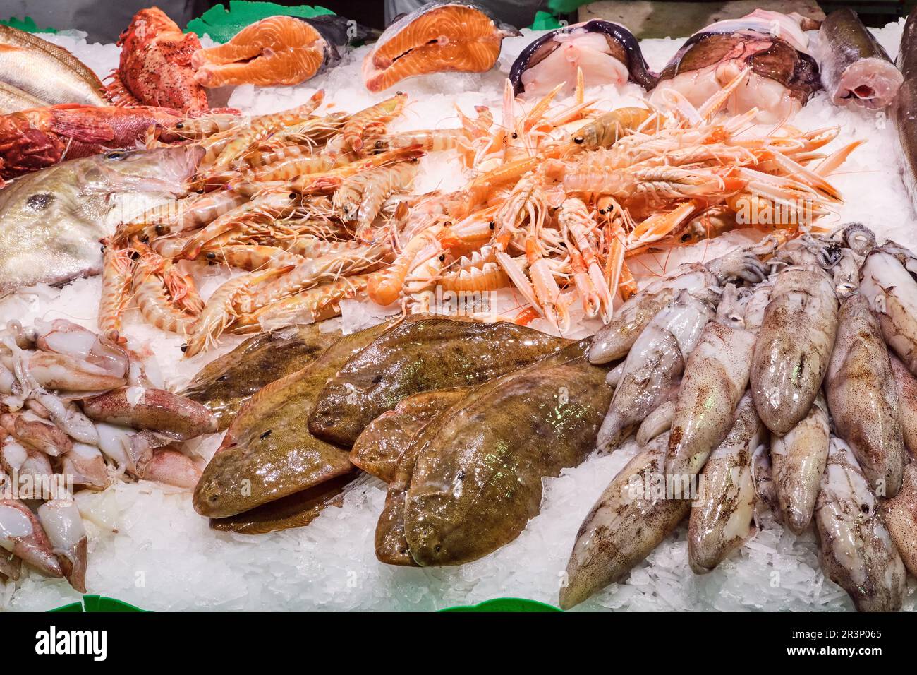 Poisson frais et fruits de mer à vendre sur un marché Banque D'Images