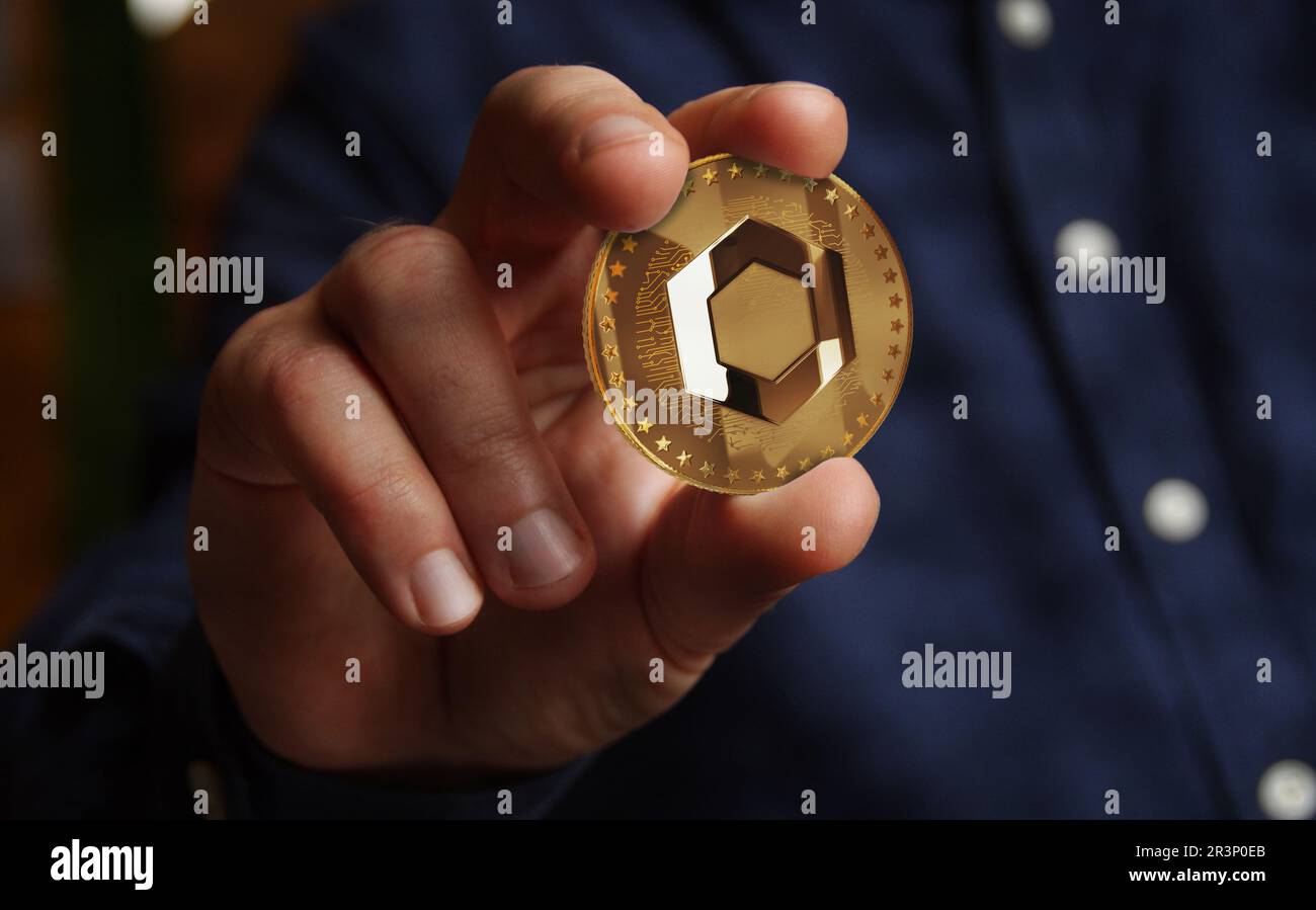 Chaînage LIEN CRYPTO-monnaie en or à la main concept abstrait Banque D'Images