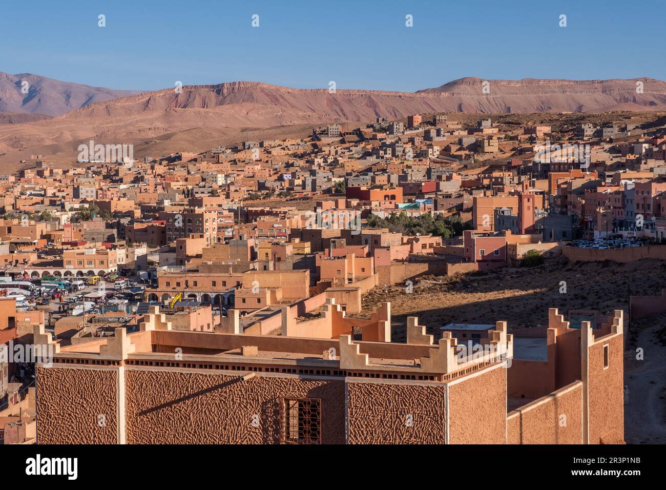 Village berbère traditionnel niché dans les contreforts des montagnes de l'Atlas, Banque D'Images