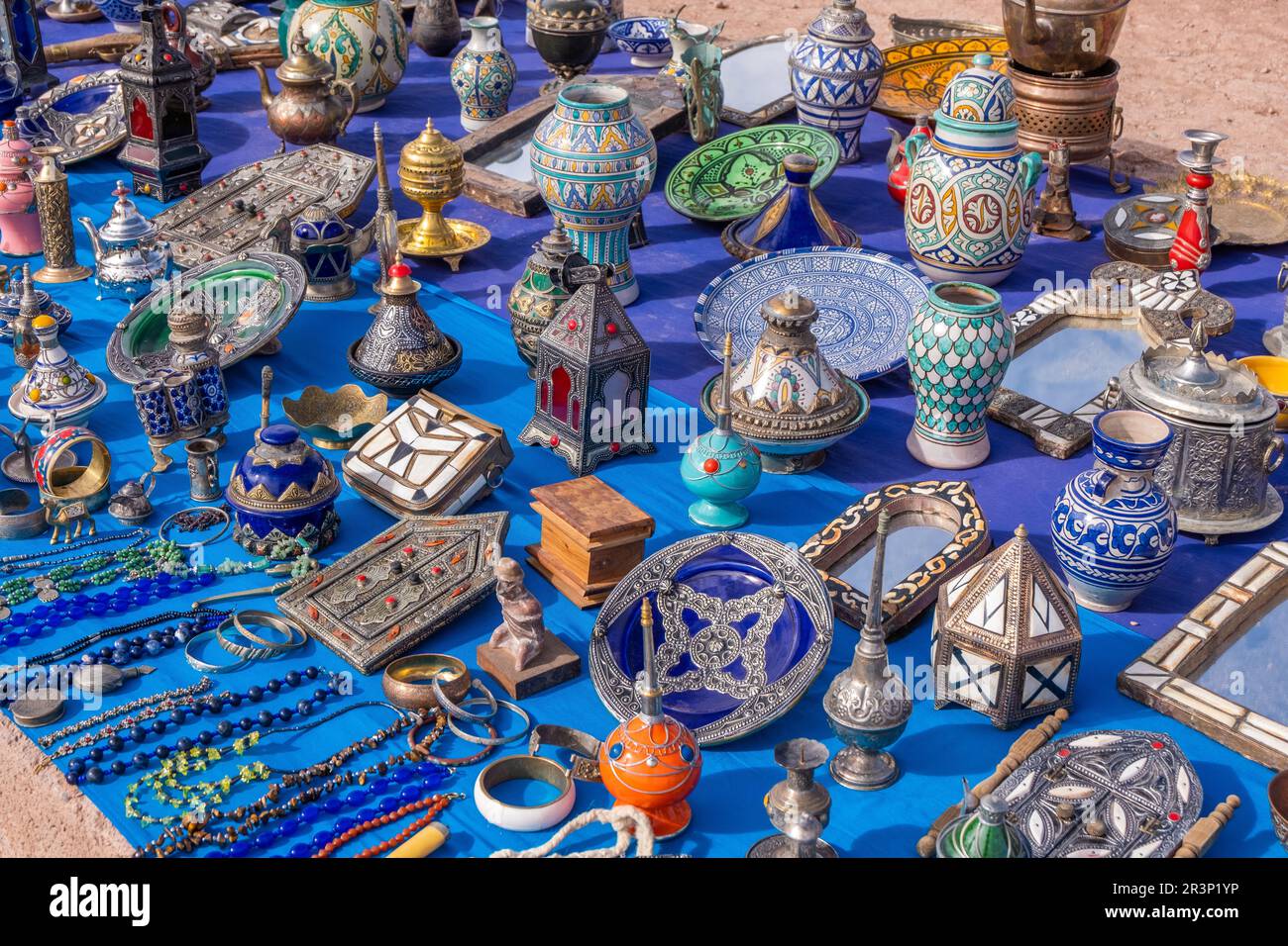 Une scène de marché marocaine colorée le long d'une rue animée vendant des produits artisanaux Banque D'Images