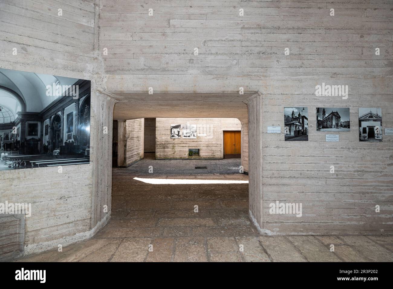 Italie Veneto Longarone - Eglise monumentale de Santa Maria Immacolata - architecte Giovanni Michelucci - Musée de la Pietre vive Banque D'Images