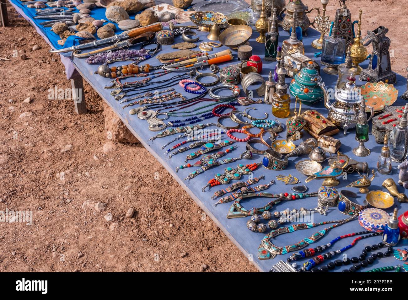 Une scène de marché marocaine colorée le long d'une rue animée vendant des produits artisanaux Banque D'Images
