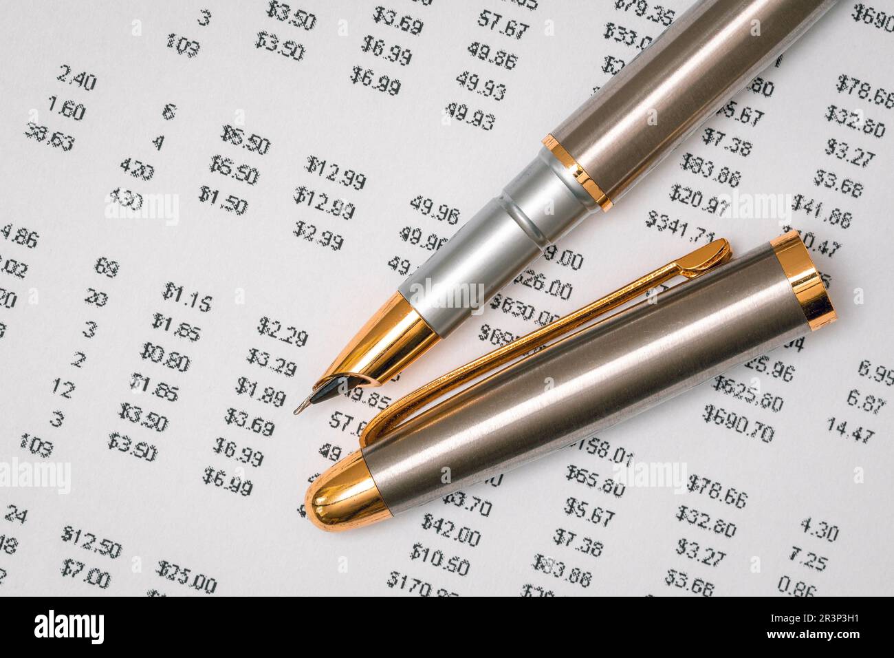 Stylo métallique et feuille de calcul d'analyse commerciale Banque D'Images