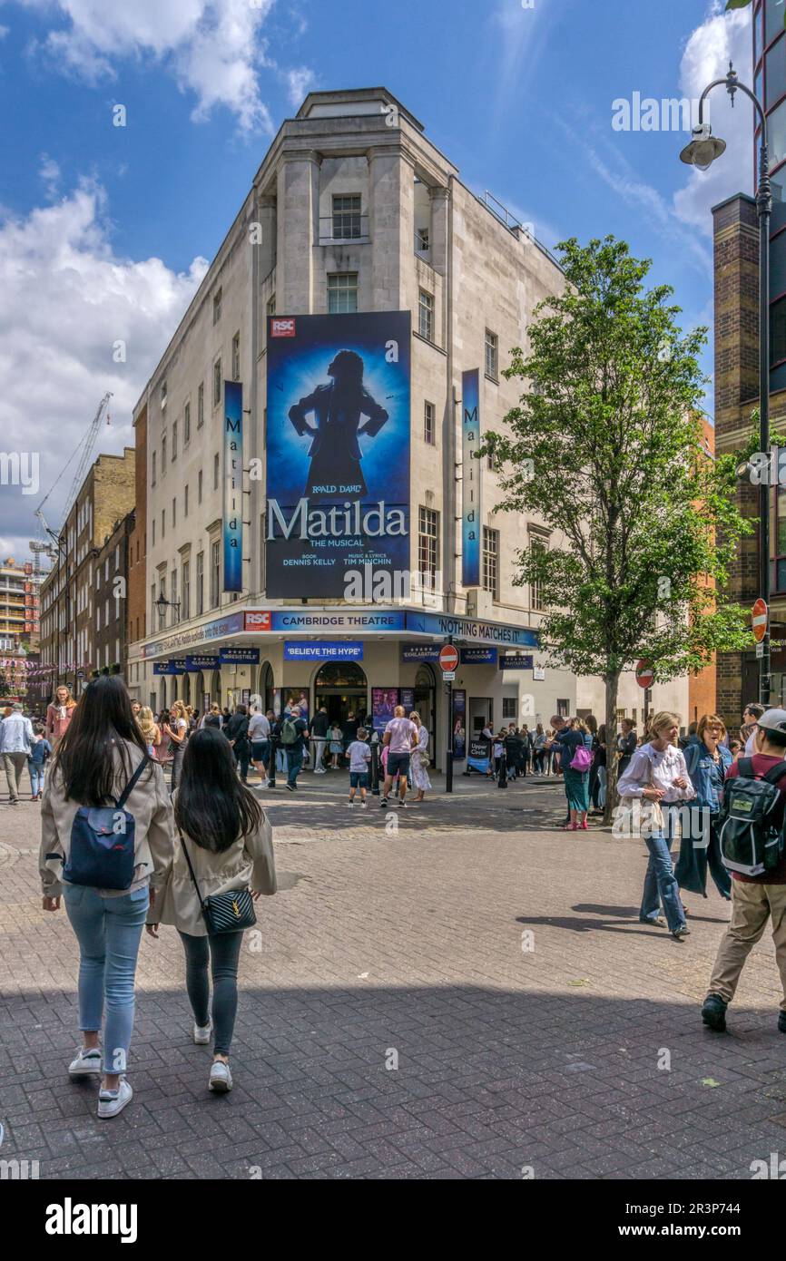 Les gens qui vont voir Matilda The musical, basé sur le livre de Roald Dahl, au Cambridge Theatre. Banque D'Images