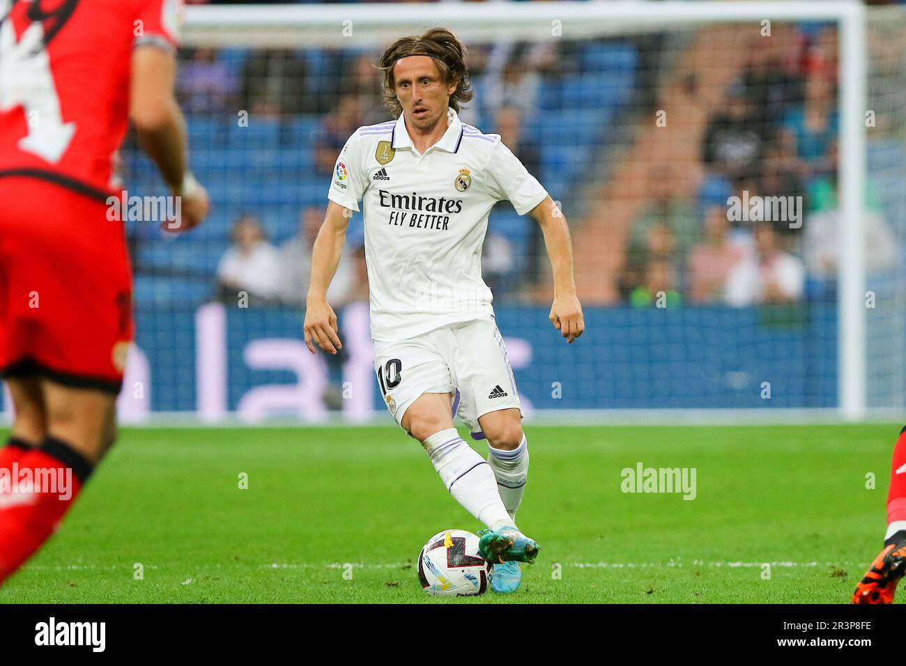 Luka Modri du Real Madrid?? En action pendant le match de la Liga 36 Real Madrid et Rayo Vallecano au stade Santiago Bernabeu à Madrid, Espagne, sur 24 mai 2023. Crédit : Edward F. Peters/Alay Live News Banque D'Images