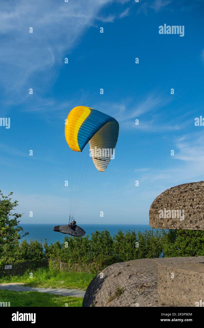 Loungues-sur-mer, France. Un parapente survolant un ancien bunker d'observation nazi, s'écrasant presque dans la brousse. Banque D'Images