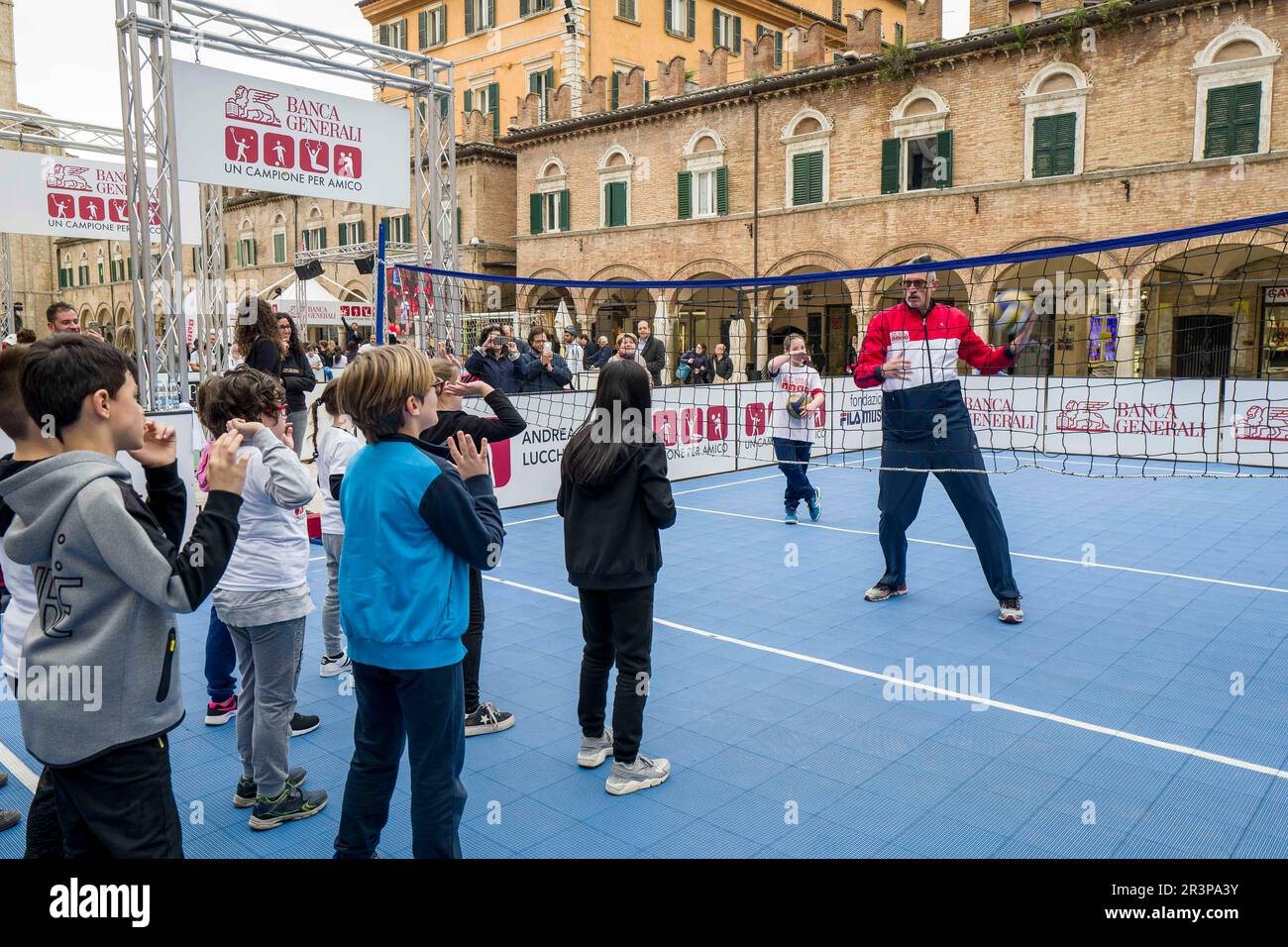 Oltre 500 bambini giocano con le quattro stelle dello sport italiano: Adriano Panatta, Francesco Graziani, Andrea Lucchetta e Juri Chechi. L'evento è Banque D'Images