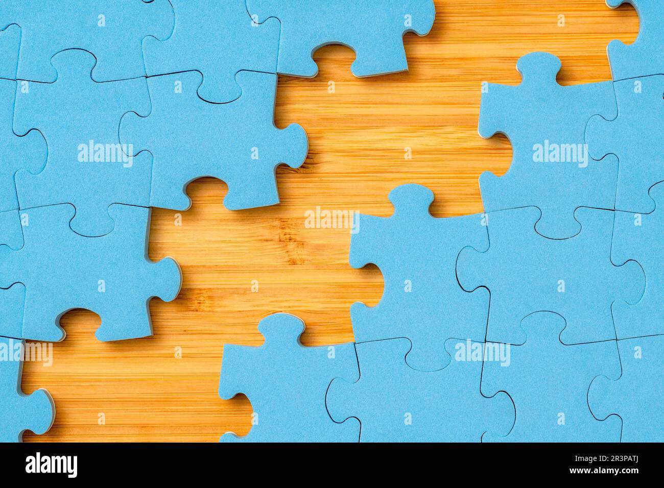 Arrière-plan en bois entre les pièces du puzzle Banque D'Images