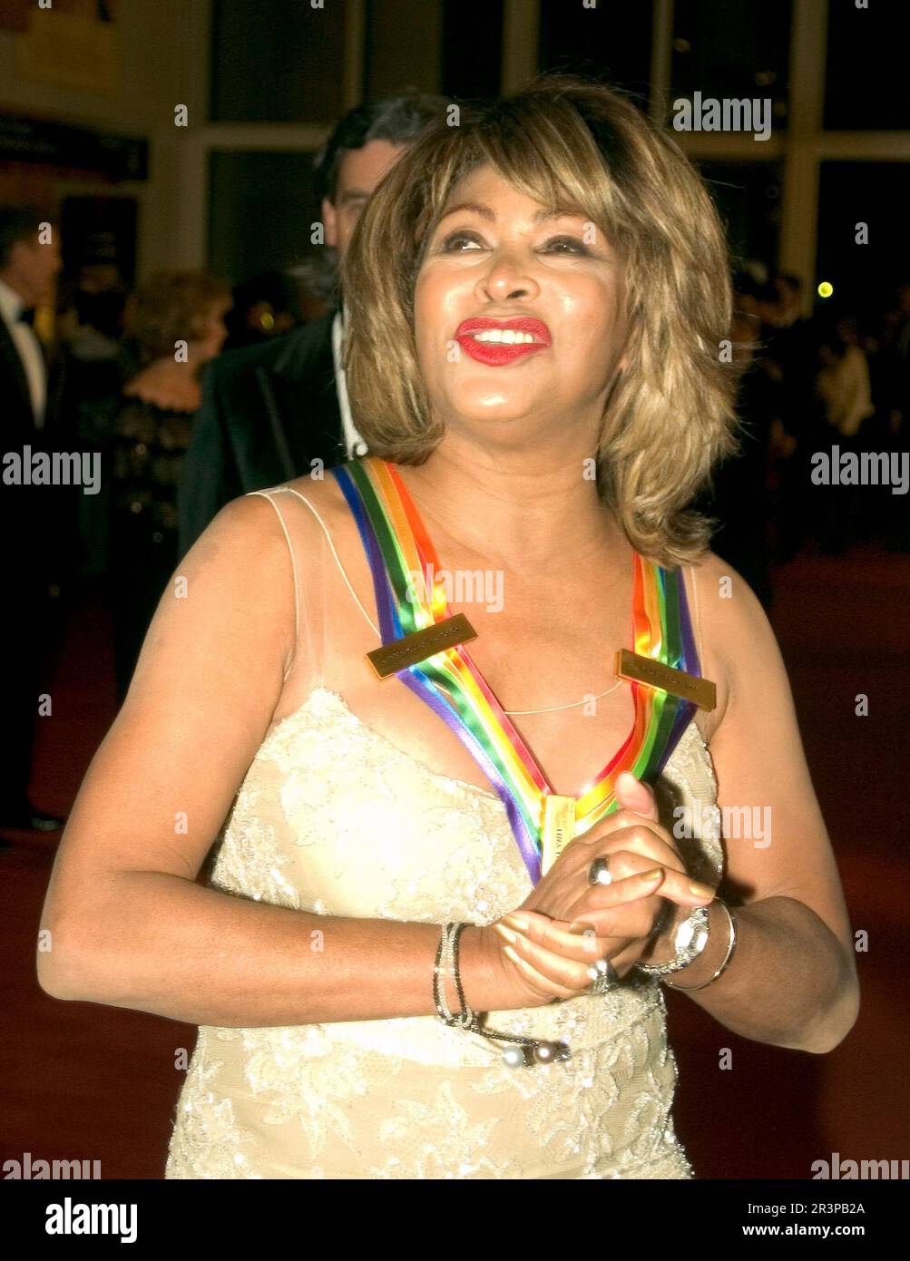 Washington, Vereinigte Staaten. 04th décembre 2005. 2005 Kennedy Center honoree Tina Turner arrive pour le Kennedy Center 2005 avec mention au John F. Kennedy Center for the Performing Arts à Washington, DC, dimanche, 4 décembre 2005. Les 2005 lauréats sont Tony Bennett, Suzanne Farrell, Julie Harris, Robert Redford et Tina Turner.Credit: Ron Sachs/CNP/dpa/Alay Live News Banque D'Images