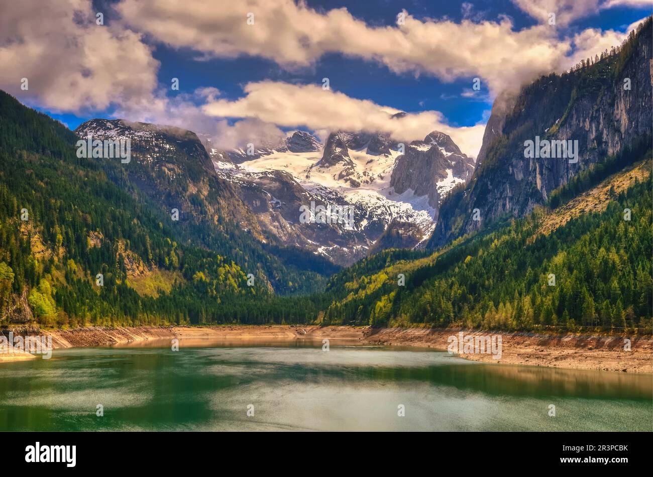 Lac de montagne dans les Alpes autrichiennes. Avis de Hoher Dachstein et Mitterspitz du lac Gosausee Vorderer en Autriche. Banque D'Images