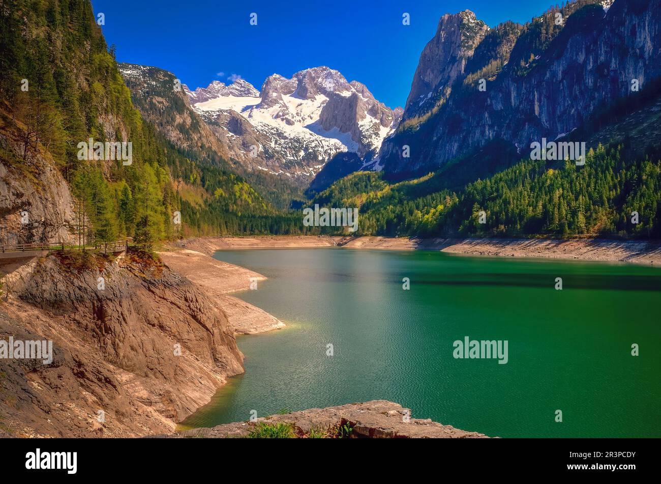 Paysage de montagne en Autriche. Avis de Hoher Dachstein et Mitterspitz du lac Gosausee Vorderer dans les Alpes autrichiennes. Banque D'Images