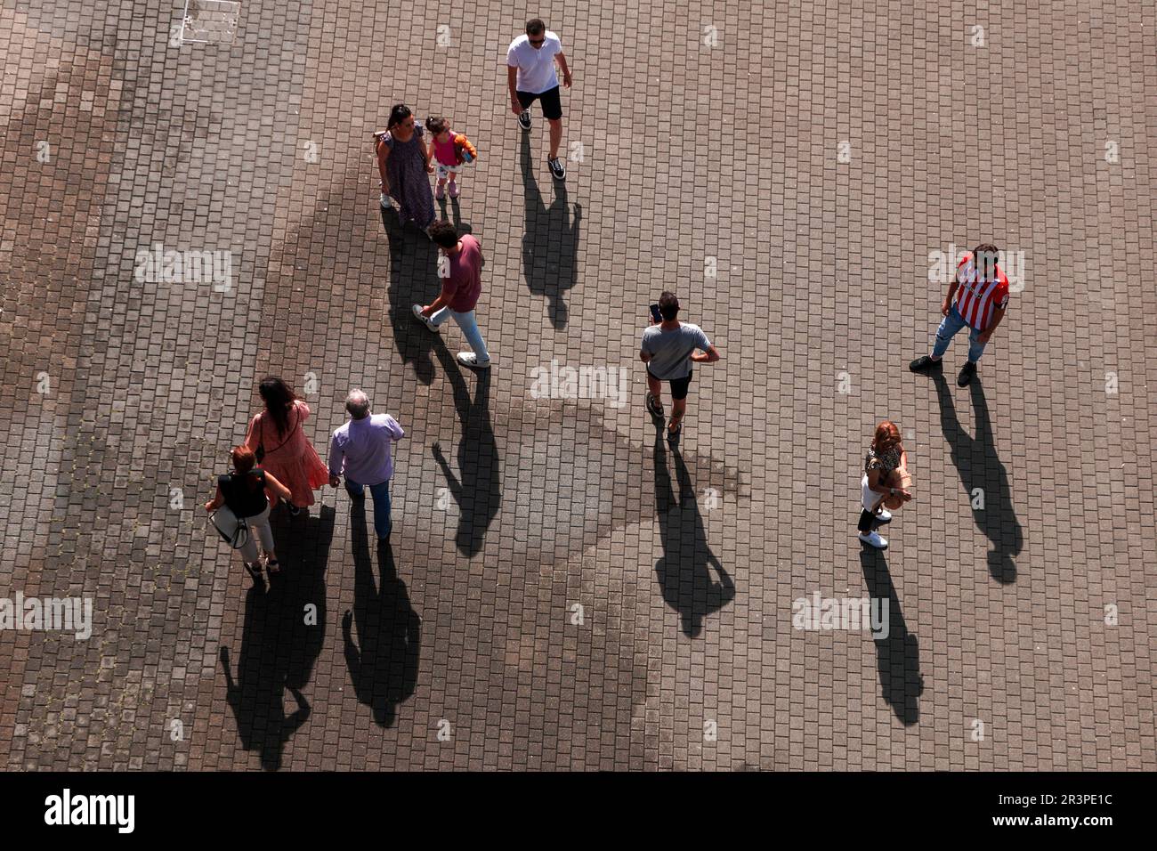 Grand groupe de personnes marchant autour de la ville, ville de Bilbao, pays basque, espagne Banque D'Images