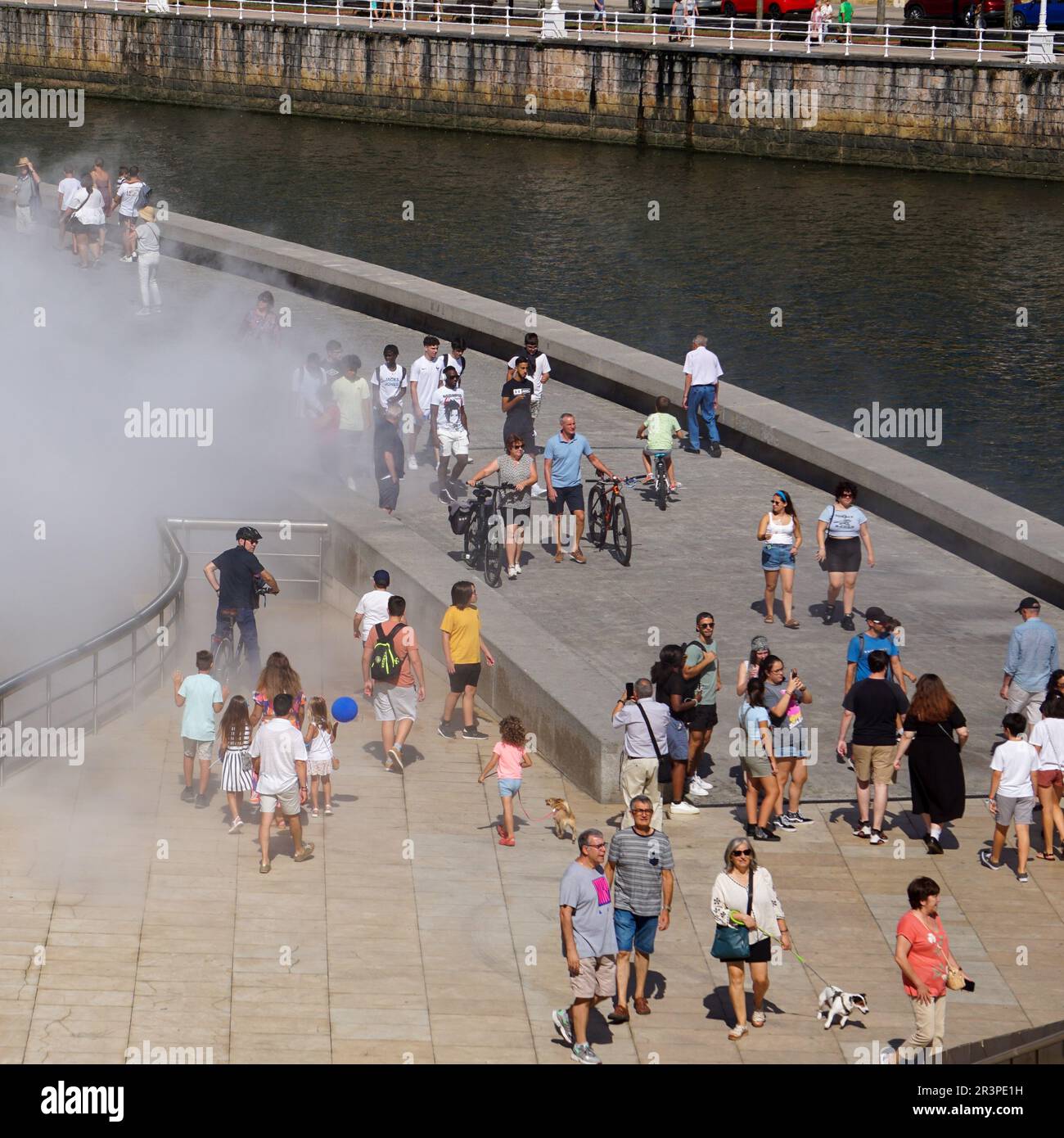 Grand groupe de personnes marchant autour de la ville, ville de Bilbao, pays basque, espagne Banque D'Images