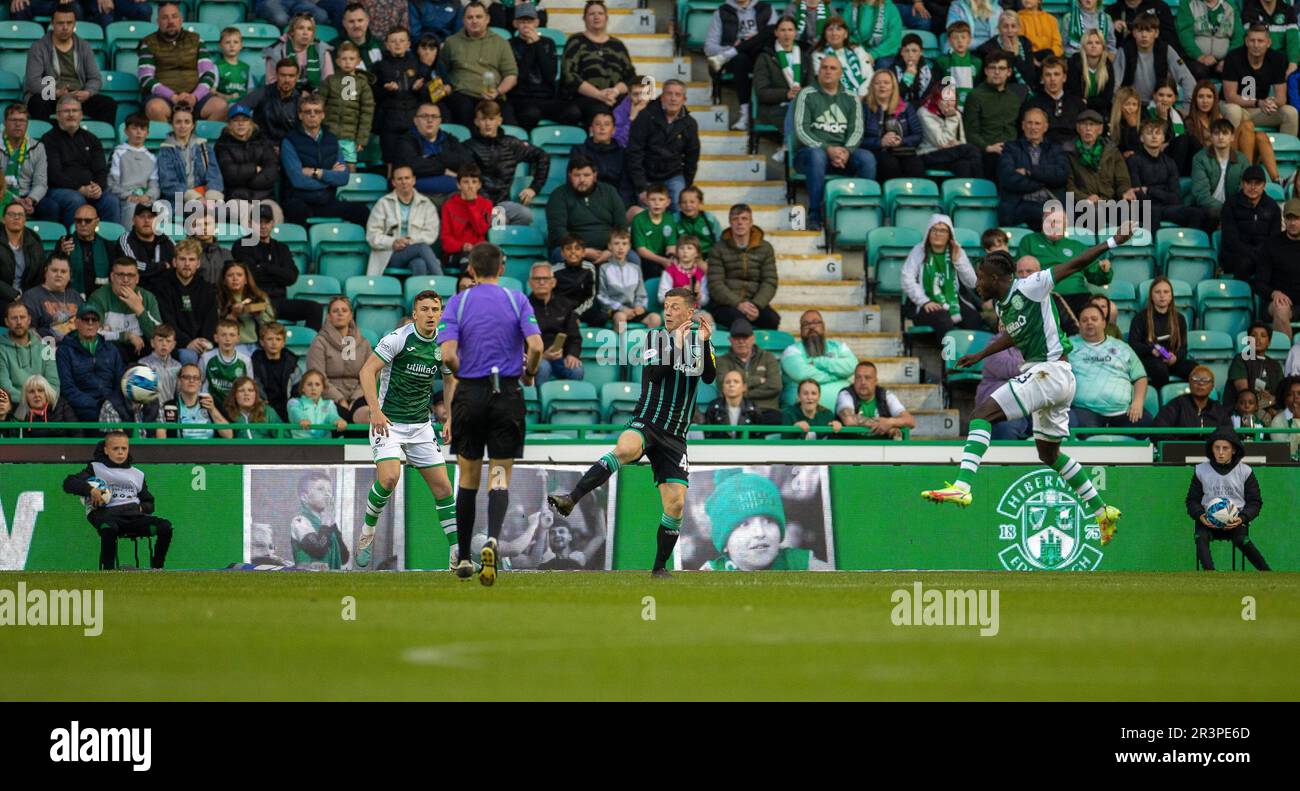 24th mai 2023 ; Easter Road, Édimbourg, Écosse : Scottish Premiership football, Hibernian versus Celtic ; Elie Youan de Hibernian tire et marque 1-1 en 52nd minutes Banque D'Images