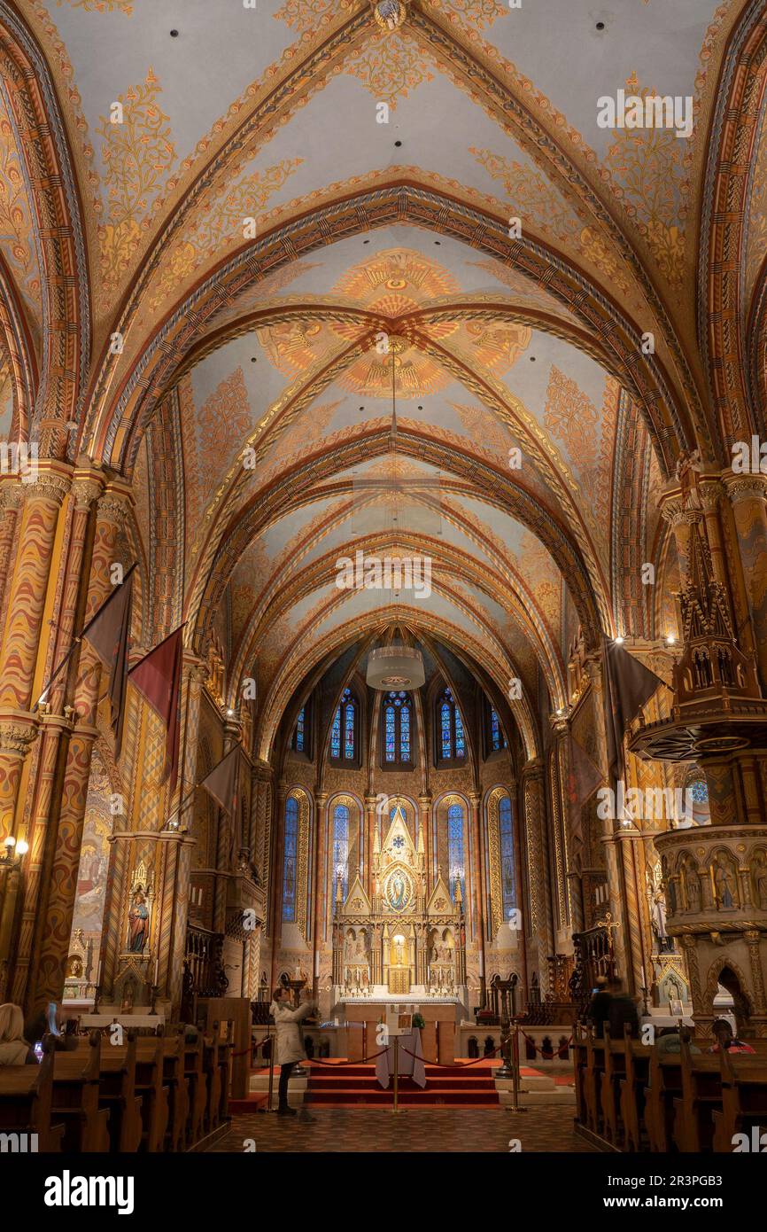 Budapest, Hongrie - 26 novembre 2022: Touristes à côté de l'autel de l'église Matthias, la colline de Buda, Budapest, Hongrie. Banque D'Images