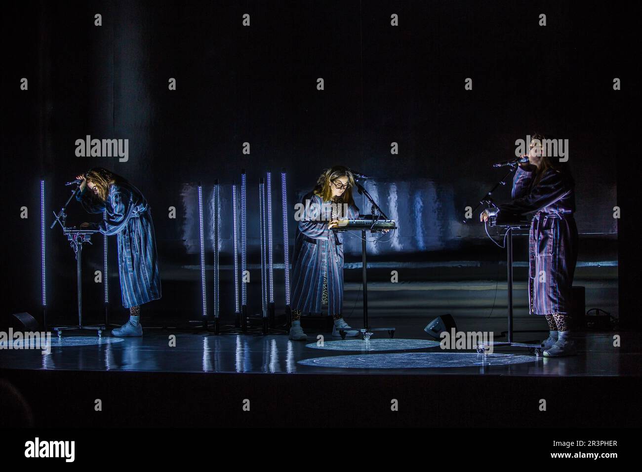 'Und sicher ist mit mir die Welt verschwunden' - In Stück von Sibylle Berg am Gorki Theatre à Berlin. Regie: Sebastian Nübling mit Anastasia Gubar Banque D'Images