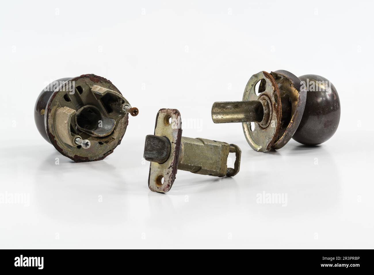 Vieux bouton de porte cassé avec fond blanc. Banque D'Images