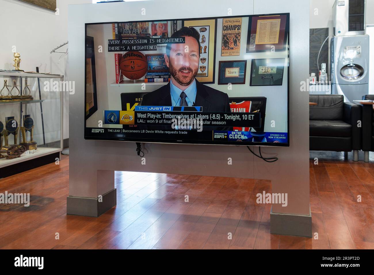 Télévision grand écran affichant une chaîne sportive dans la salle d'attente d'un concessionnaire Subaru à Wichita, Kansas, États-Unis. Banque D'Images