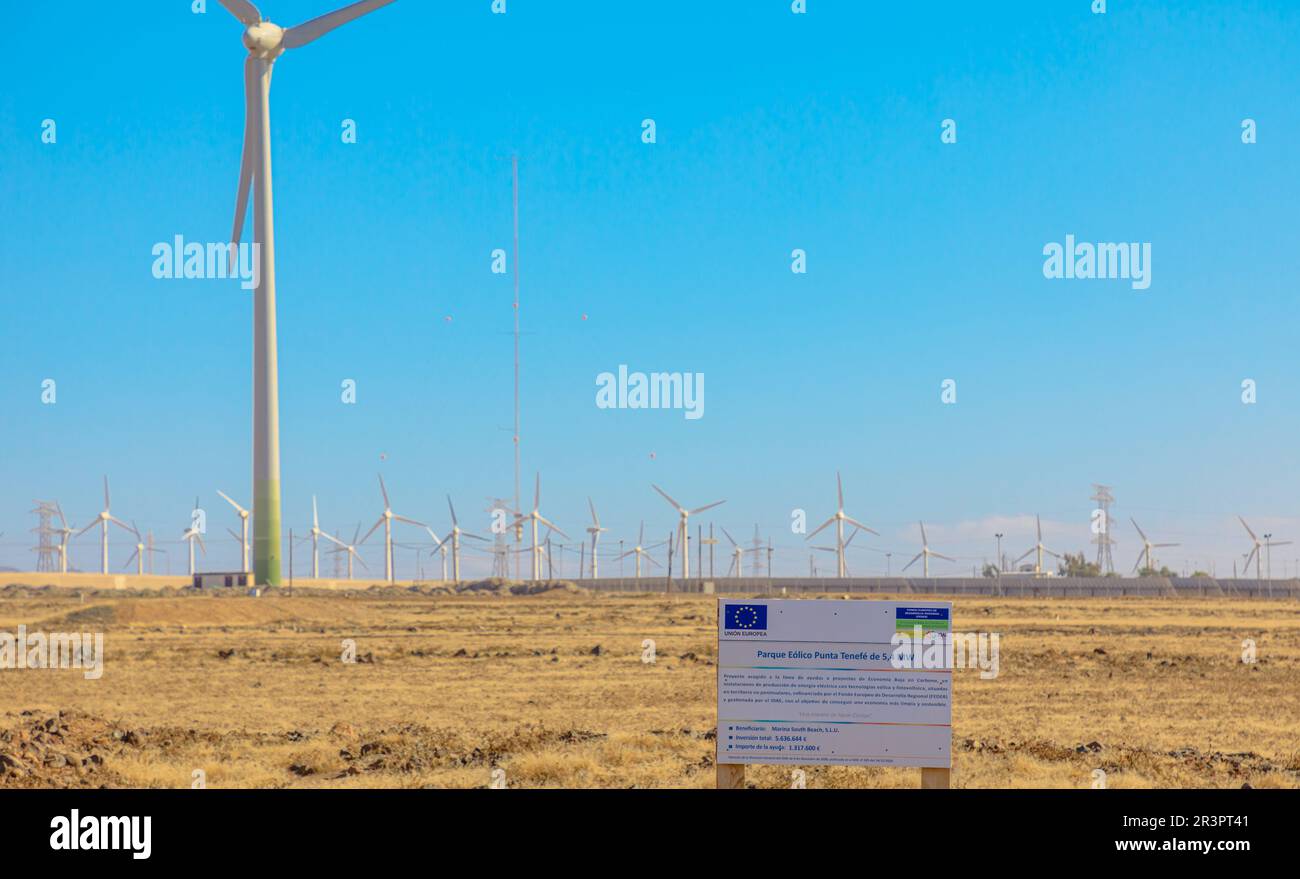 Gran Canaria - avril 2023: Parc éolien Punta Tenefe avec ses majestueuses éoliennes, comme les sentinelles modernes, balancent en harmonie avec les rafales de l'île, con Banque D'Images