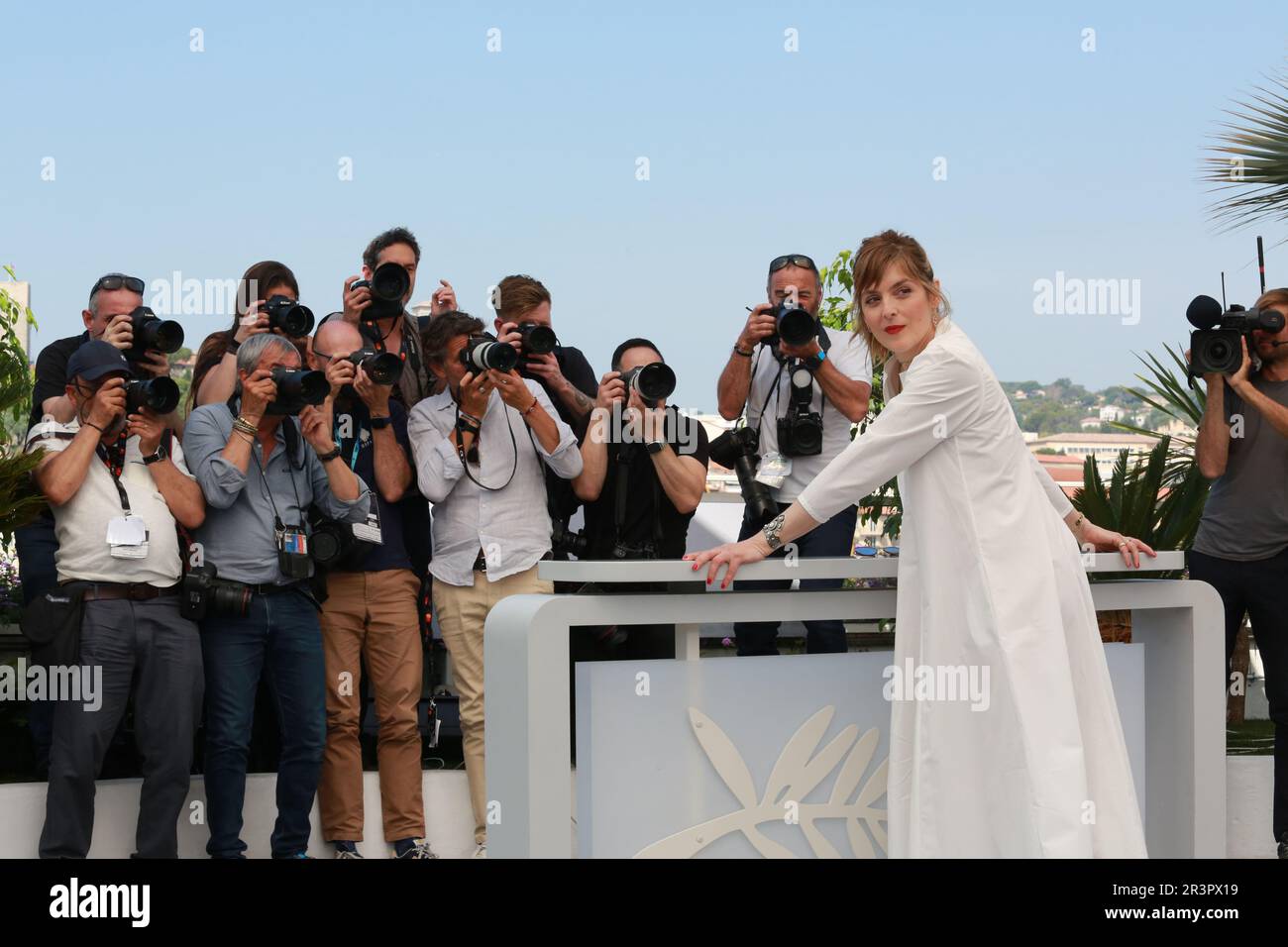 Cannes, France, 24th mai 2023. Directrice Valérie Donzelli à l’appel photo pour le film seulement les deux d’entre nous (l’amour et les forêts) au Festival de Cannes 76th. Crédit photo: Doreen Kennedy / Alamy Live News. Banque D'Images