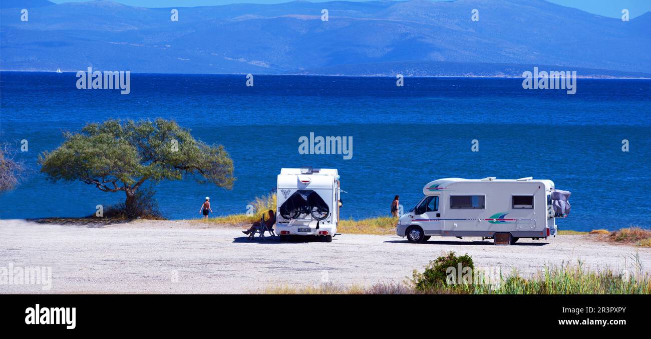 voitures de camping sur la côte, Grèce, Péloponnèse, Laconia, Monemvasia Banque D'Images
