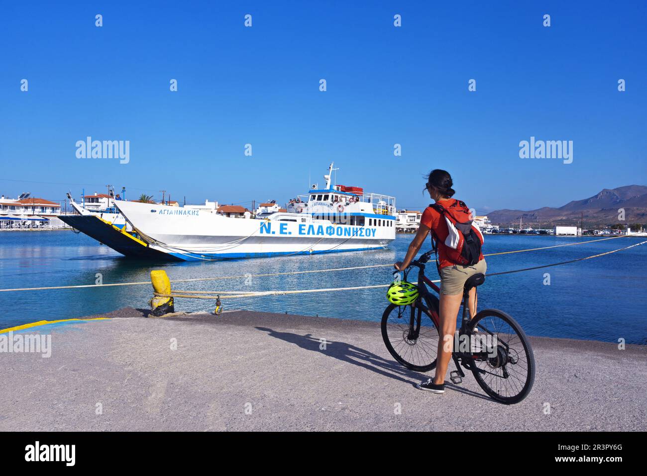 Femme sur le e-vélo dans le port d'Elafonisos, Grèce, Péloponnèse, Laconia, Elafonisos Banque D'Images