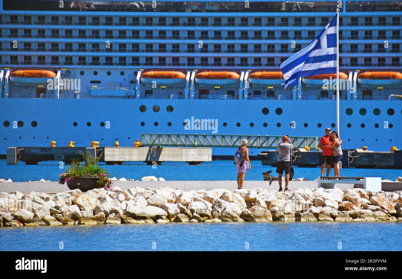 Bateau de croisière et touristes dans le port, Grèce, Péloponnèse, Elis , Katakolo Banque D'Images