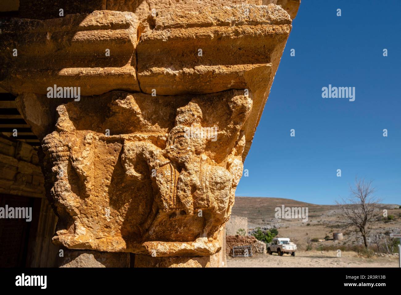 Lucha de jinetes guerreros y a pie, Iglesia de San Pedro Apóstol, Románico, siglo XII -declarada Monumento Histórico Artístico Nacional en 1935-, Caracena, Soria, Comunidad Autónoma de Castilla y León, Espagne, Europe. Banque D'Images