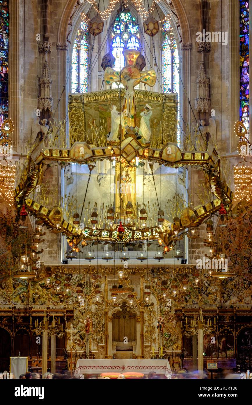 Lampadario-baldaquino, obra de Antoni Gaudí, Capilla Real, ( presbiterio ), cathédrale de Majorque, La Seu, siglo XIII. gótico levantino, Palma, Majorque, îles Baléares, Espagne. Banque D'Images