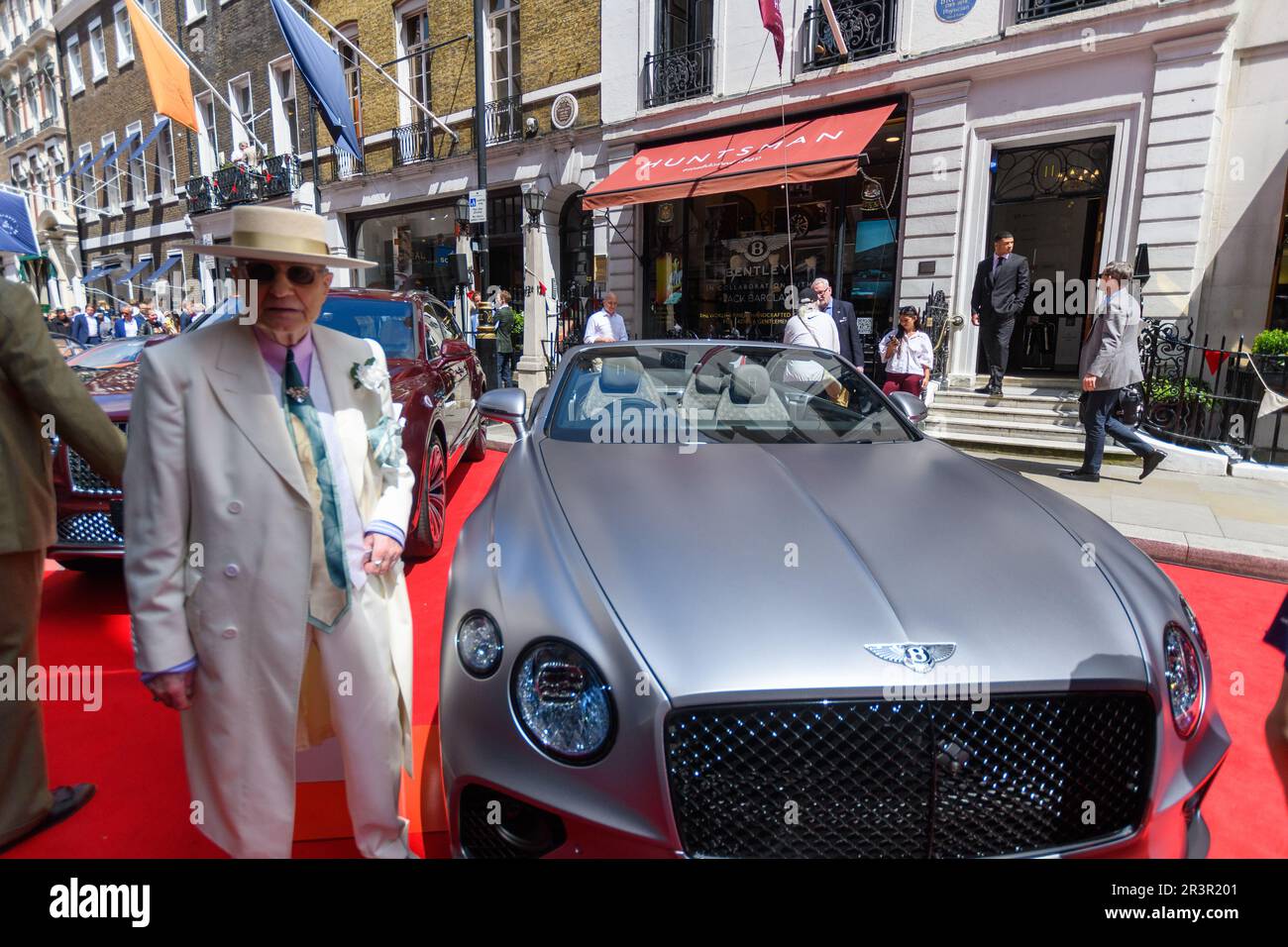 Londres, Royaume-Uni, 24th mai 2023, Concours on Savile Row promet de montrer la célèbre rue à son meilleur, en célébrant le style britannique et le savoir-faire. De retour pour son année 2nd du mercredi 24th au jeudi 25th mai, de 10am à 8pm. Entrée gratuite. Savile Row est la destination ultime au monde pour son savoir-faire exceptionnel et sa personnalisation sur mesure, en nourrissant des générations de connaissances et de compétences dans la confection de costumes.Soho George visite de Savile Row., Andrew Lalchan Photography/Alamy Live News Banque D'Images