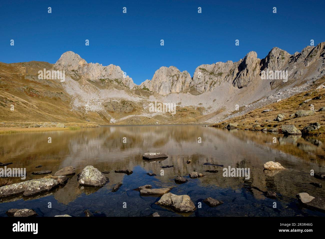 Ibón de Acherito, avec la Peña de l'Ibon, 2130 mts et le pic de la Ralla, 2146 m dans le deuxième terme, la vallée de hecho, vallées de l'ouest, du massif pyrénéen, province de Huesca, Aragon, Espagne, Europe. Banque D'Images