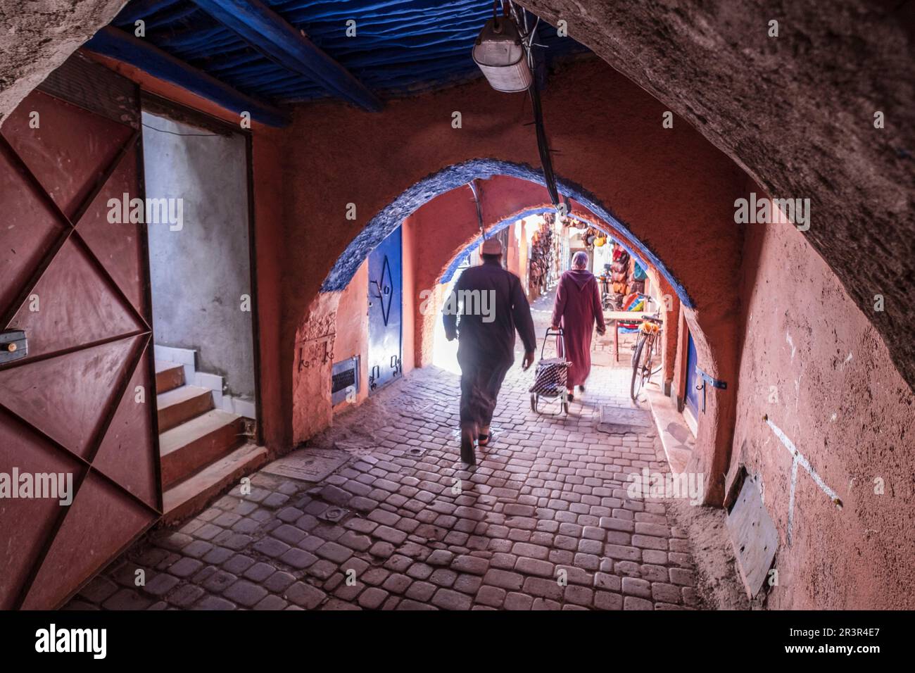 allée ombragée dans le souk, marrakech, maroc, afrique. Banque D'Images