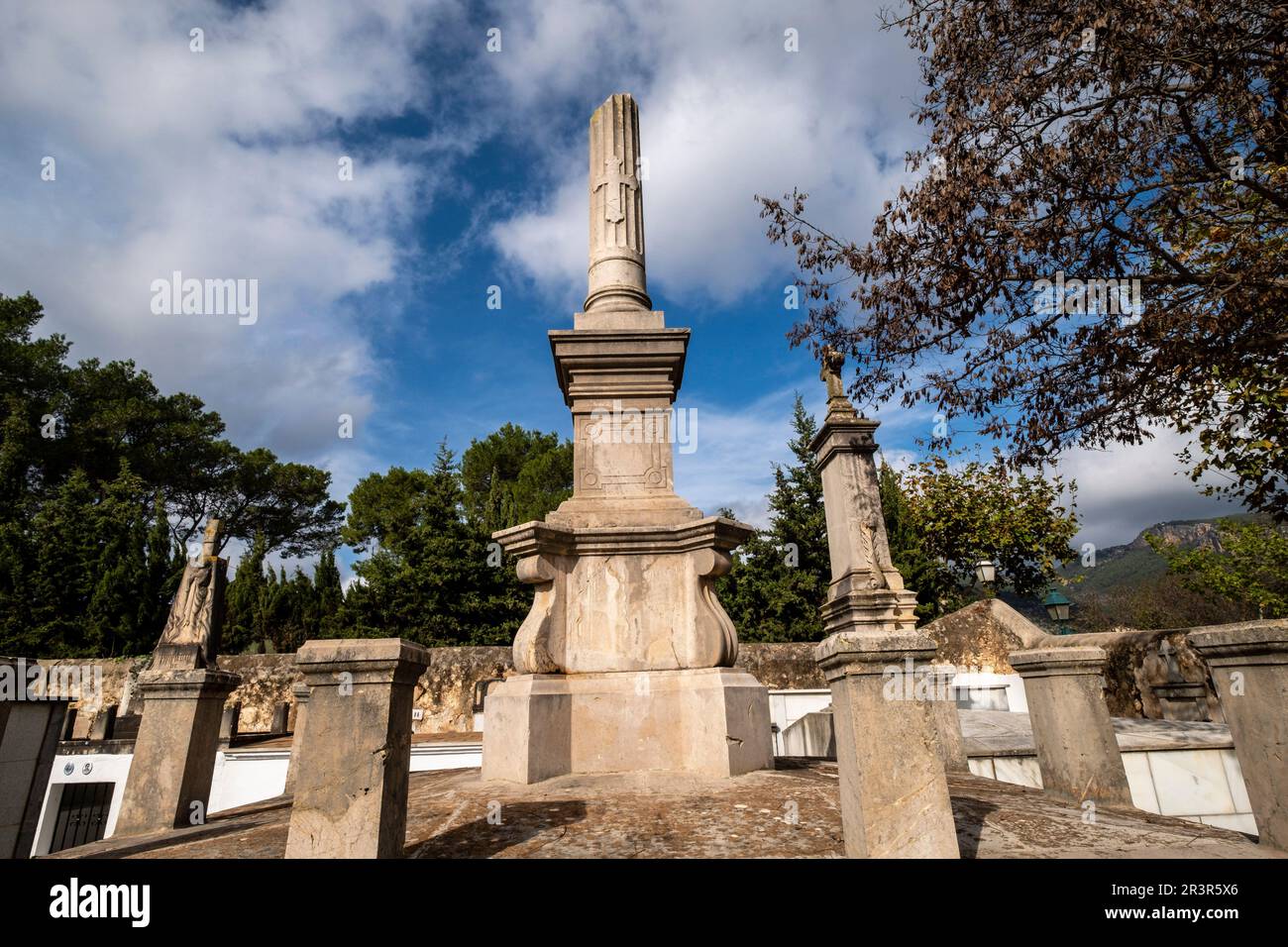 Colonne cassée, symbole d'une existence interrompue, cimetière Alaró, Majorque, Iles Baléares, Espagne. Banque D'Images