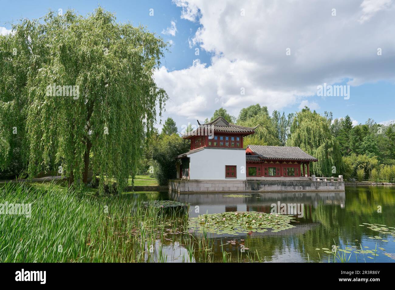 Pavillon sur un lac dans un jardin chinois à la périphérie de la ville de Berlin Banque D'Images