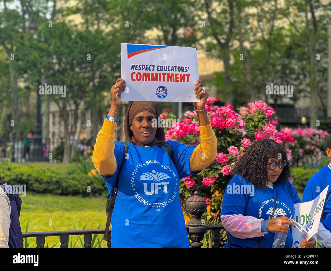 New York, États-Unis. 24th mai 2023. Un membre de la United Federation of Teachers (UFT) tient une pancarte pour le salaire équitable dans le centre-ville de Brooklyn, New York. Crédit : Ryan Rahman/Alay Live News Banque D'Images