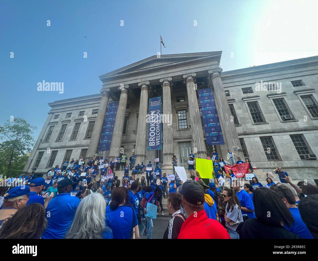 New York, États-Unis. 24th mai 2023. Les membres de l'UFT (United Federation of Teachers) se sont réunis à Brooklyn Borough Hall près du siège du département de l'éducation de New York pour exiger un nouveau contrat avec la ville et un salaire équitable pour les membres du syndicat. Crédit : Ryan Rahman/Alay Live News Banque D'Images