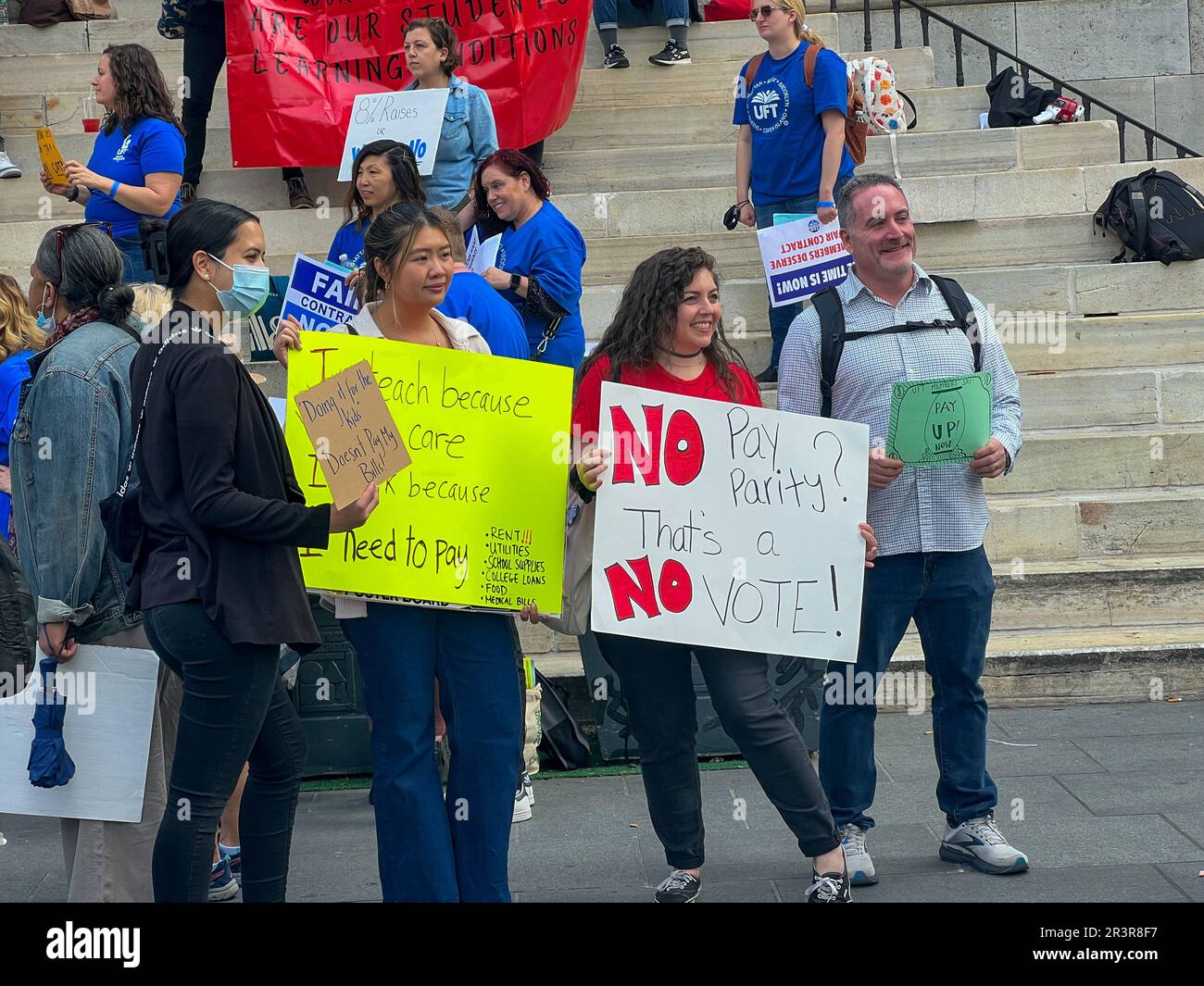 New York, États-Unis. Un membre de la United Federation of Teachers (UFT) tient une pancarte pour le salaire équitable dans le centre-ville de Brooklyn, New York. Crédit : Ryan Rahman/Alay Live News Banque D'Images