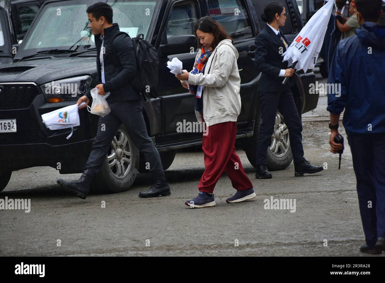 Srinagar, Inde. 24th mai 2023. G20 délégués visitent un marché récemment rénové à Srinagar, au Cachemire contrôlé par l'Inde, mercredi, 24 mai 2023. Les délégués du Groupe des 20 pays riches et en développement sont au Cachemire sous contrôle indien pour une réunion sur le tourisme qui a commencé lundi. (Photo de Mubashir Hassan/Pacific Press) Credit: Pacific Press Media production Corp./Alay Live News Banque D'Images