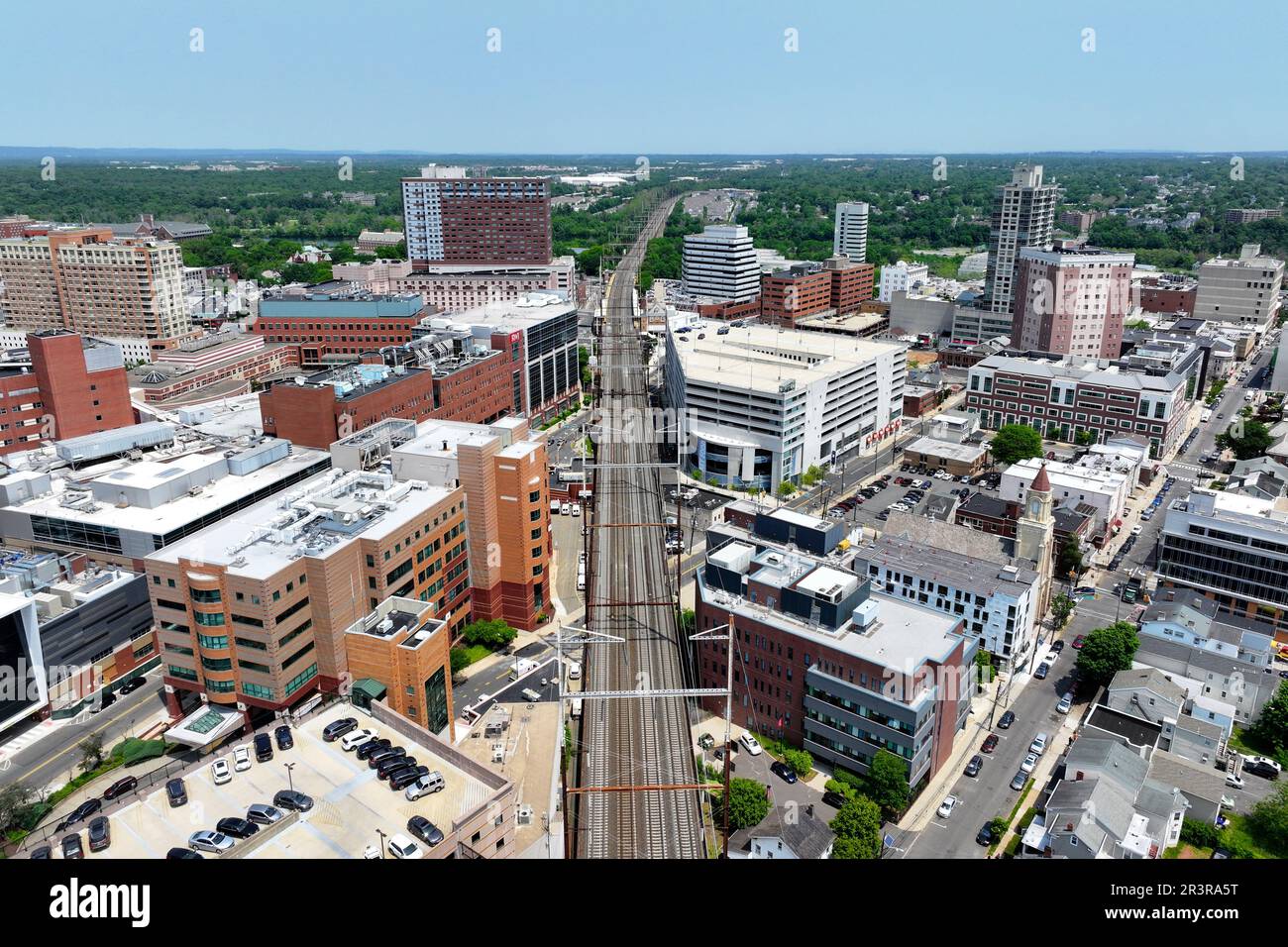 Vue aérienne du Nouveau-Brunswick, NJ avec les voies de chemin de fer traversant Banque D'Images