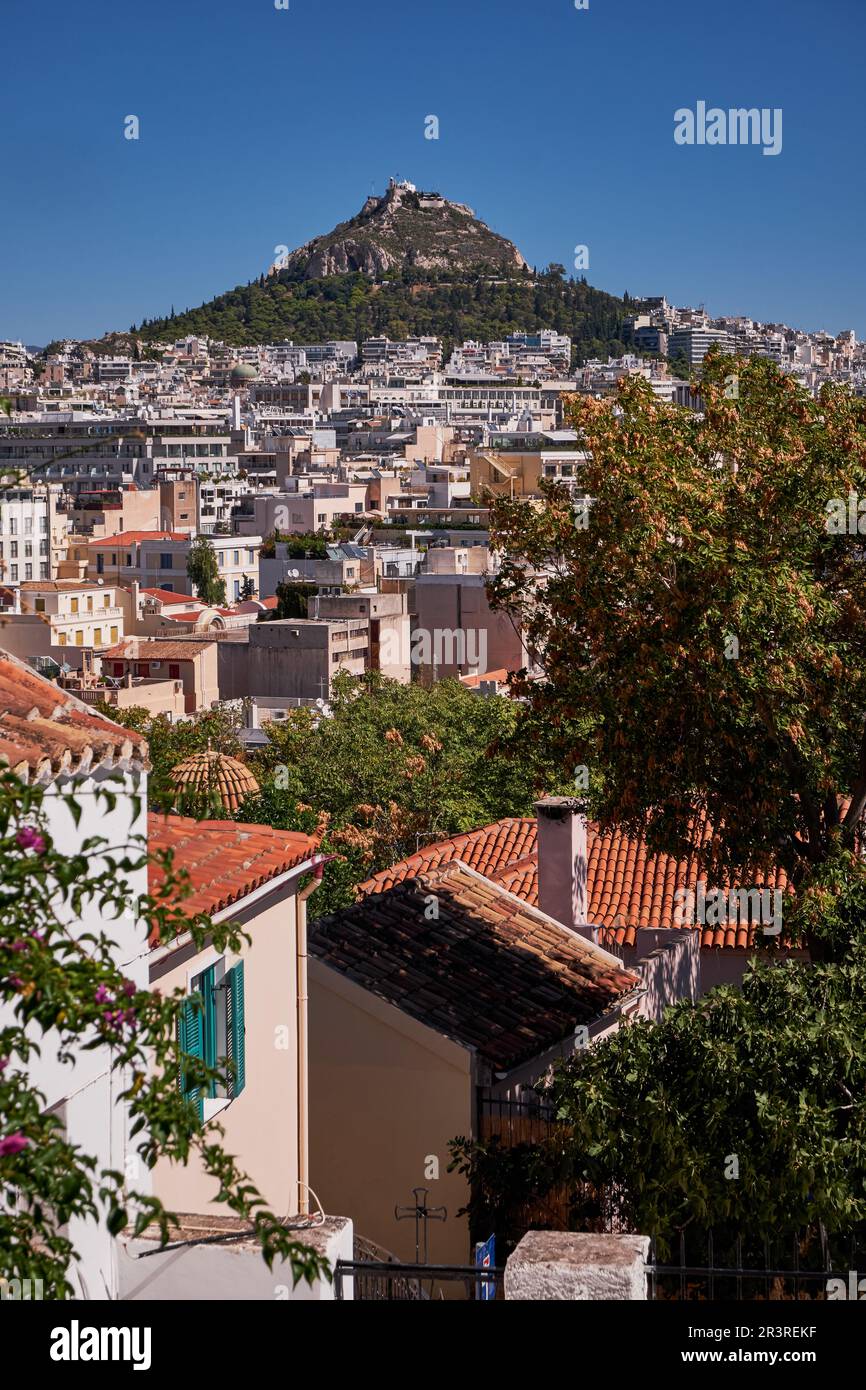 Vue panoramique sur Athènes et la colline du Lycabette depuis Anafiotika - Grèce Banque D'Images