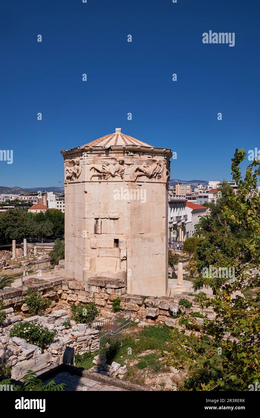 Tour des vents - clocher octogonal en marbre pentélique dans l'Agora romain d'Athènes, Grèce qui a fonctionné comme un horologion o Banque D'Images