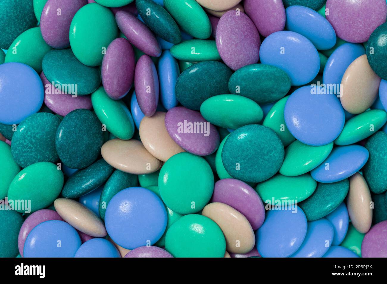 Bonbons enrobés de chocolat couleur pastel pour un arrière-plan abstrait Banque D'Images