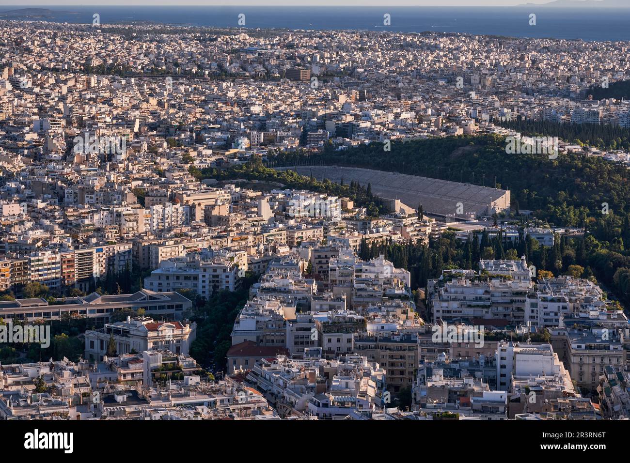 Vue panoramique d'Athènes depuis la colline du Lycabette au coucher du soleil - Grèce Banque D'Images