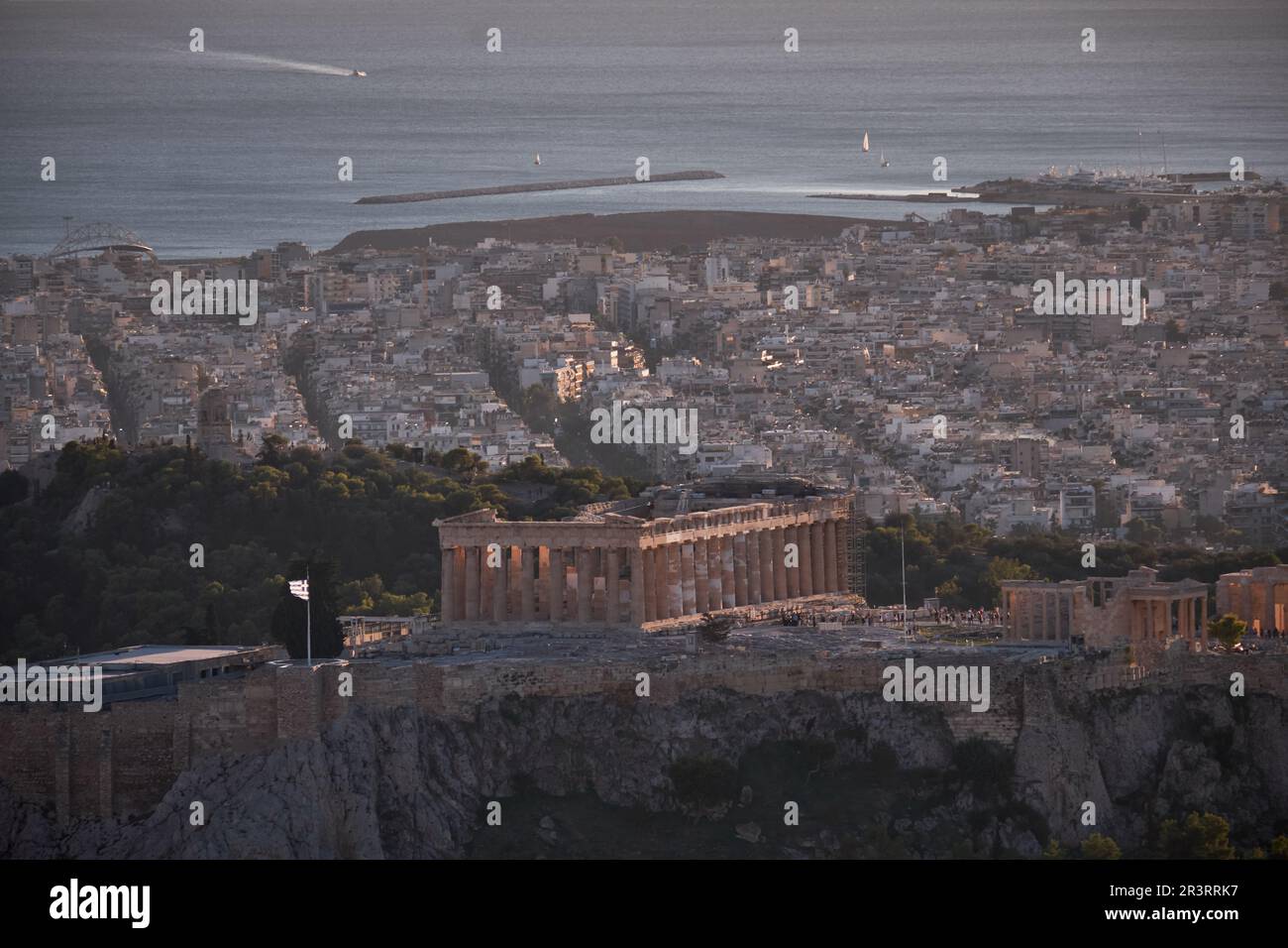 Vue panoramique d'Athènes et de l'Acropole d'Athènes et du Parthénon depuis la colline du Lycabette au coucher du soleil - Grèce Banque D'Images