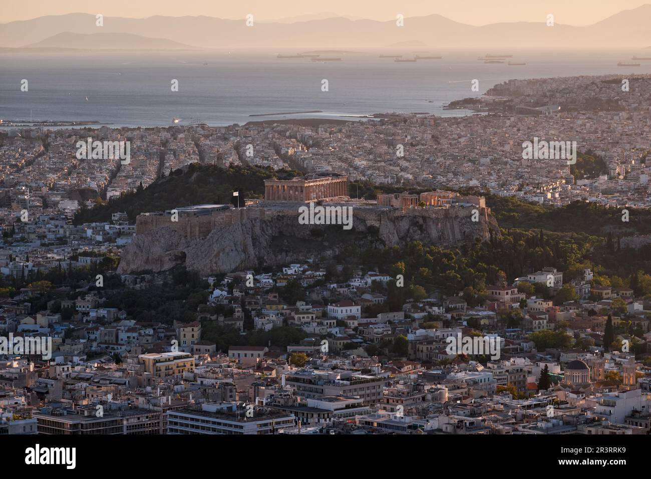 Vue panoramique d'Athènes et de l'Acropole d'Athènes et du Parthénon depuis la colline du Lycabette au coucher du soleil - Grèce Banque D'Images