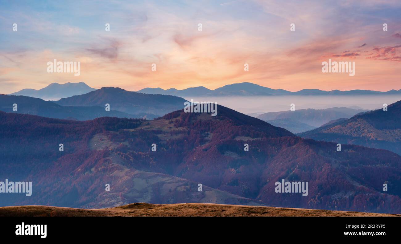 Au début de l'aube dans les montagnes. Banque D'Images