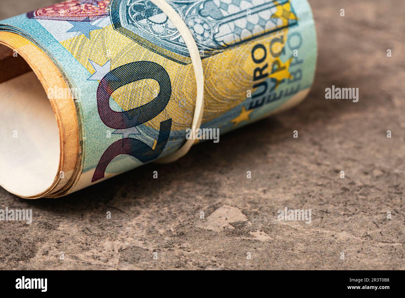 Rouleau de devises euro avec bande en caoutchouc, vue rapprochée Banque D'Images
