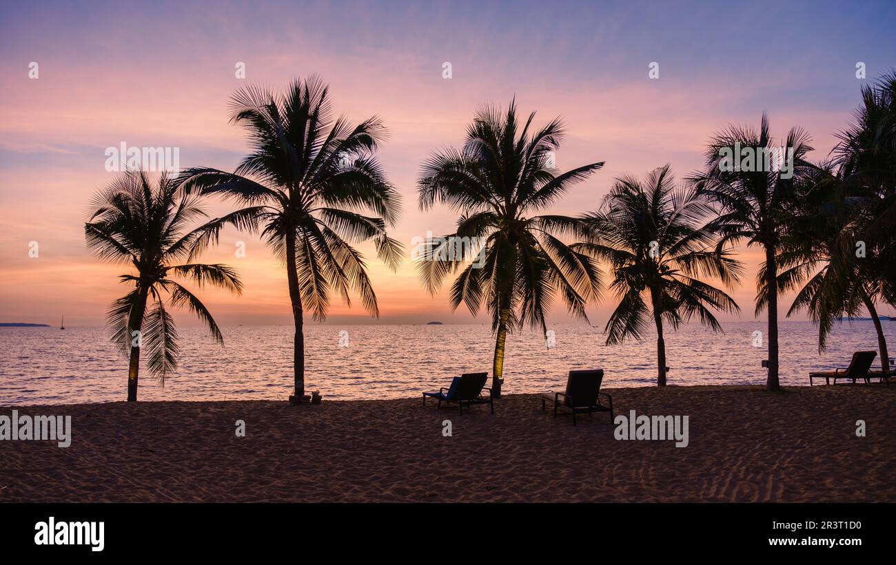 Coucher de soleil sur la plage de Pattaya Thaïlande avec palmiers Banque D'Images