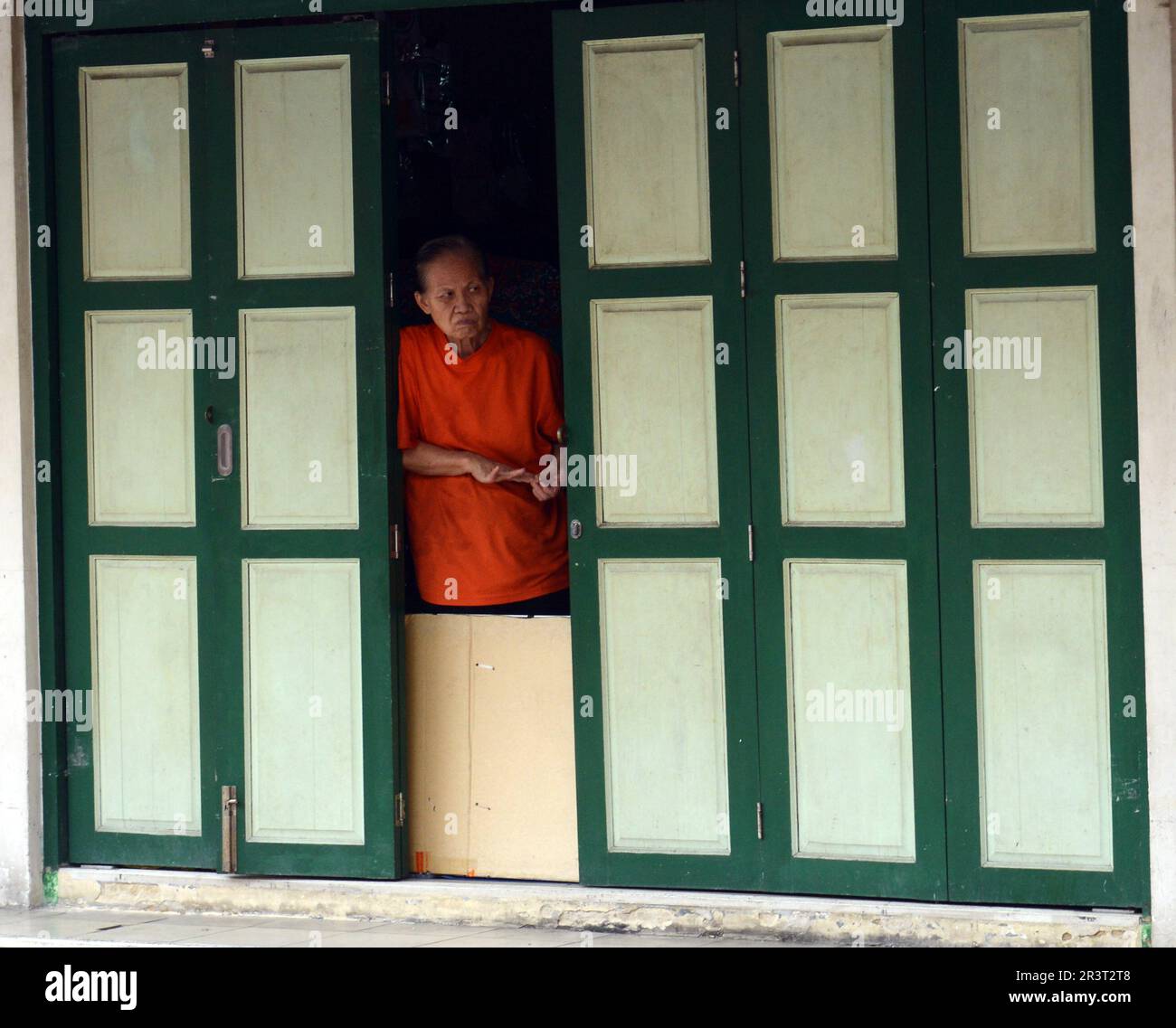 Une femme thaïlandaise âgée qui regarde la porte du magasin sur Khaosan Road, Bangkok, Thaïlande. Banque D'Images