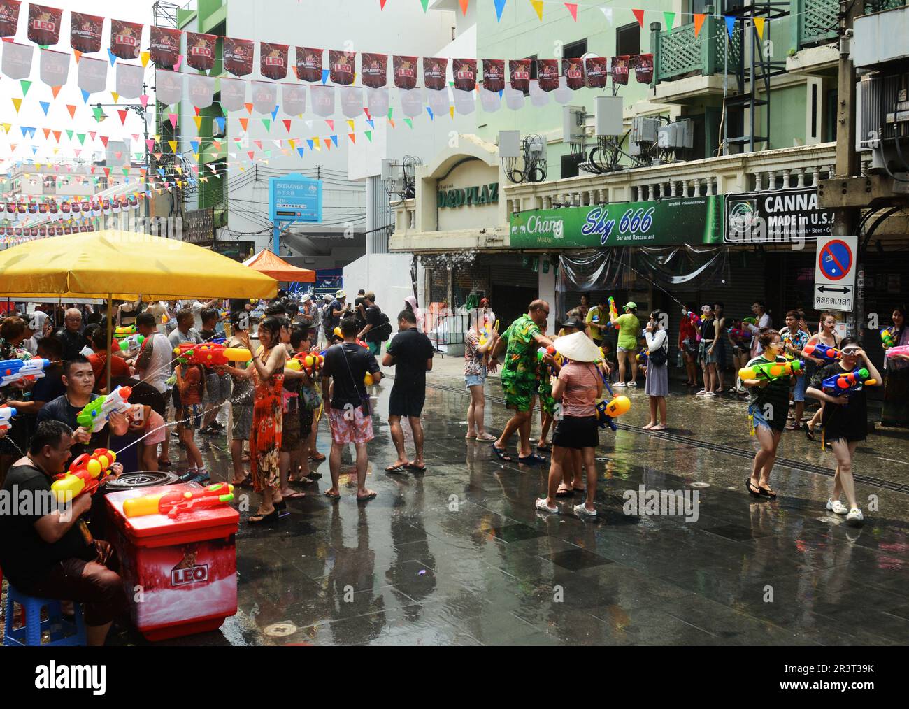 Des éclaboussures d'eau pendant les célébrations de Songkran (nouvel an thaïlandais) sur Khaosan Road, Banglamphu, Bangkok, Thaïlande. Banque D'Images